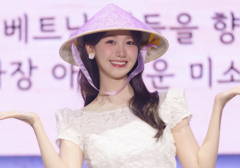 윤아, '논라' 쓰고 베트남 팬심 저격!