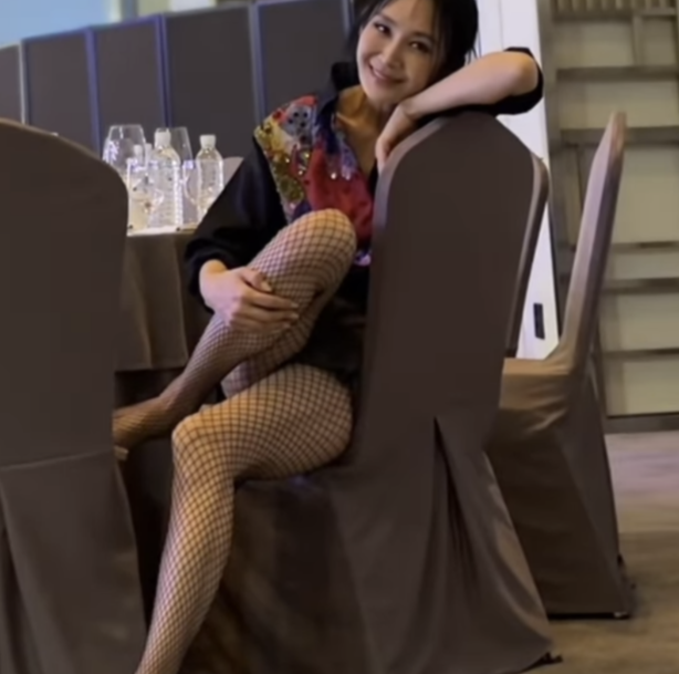 채시라, 57세에 '아찔한 그물 스타킹'