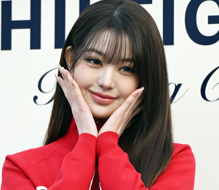 장원영, 아찔한 미니스커트로 뽐낸 각선미