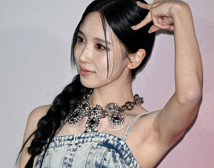 트와이스 미나, 데님 드레스로 완성한 '빈티지 시크'