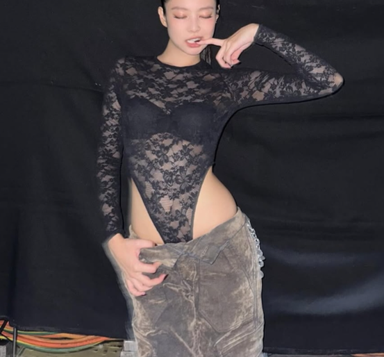 제니, 블랙 시스루로 압도적 존재감