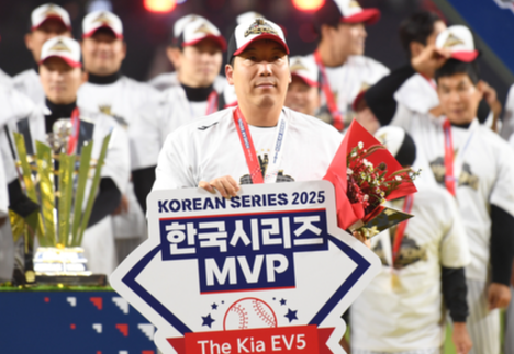 "20년차에 이런 날이" MVP 김현수 웃었다...다음 목표는? "반지 2개 이상 더 낀다!" [LG우승]