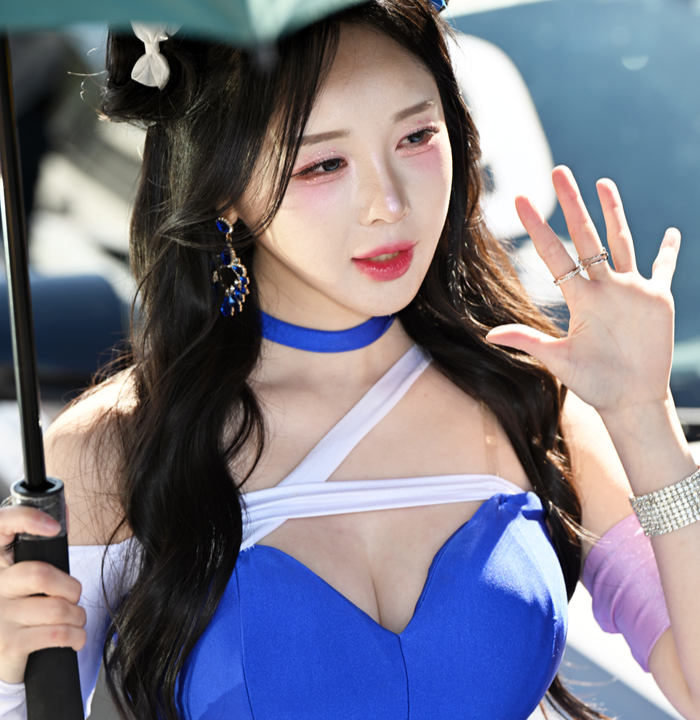 "간호사에서 모델로"...반하리, 서킷을 사로잡은 '하리보 젤리'