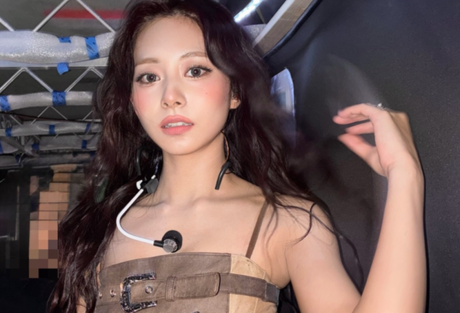 트와이스 쯔위, 늘씨한 허리 라인 뽐낸 '누드톤 착시' 코르셋 패션