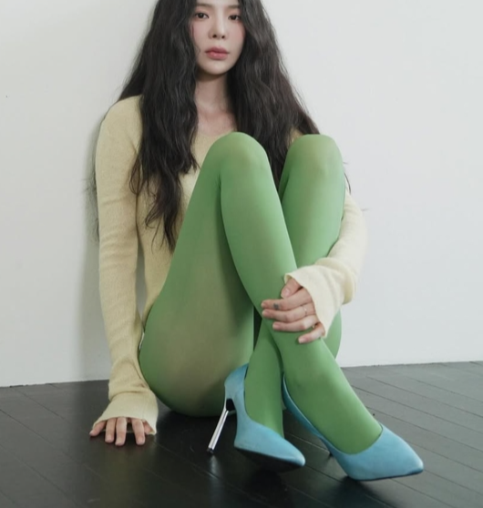 장재인, 스타킹만 입은 듯한 패션 화보 공개!