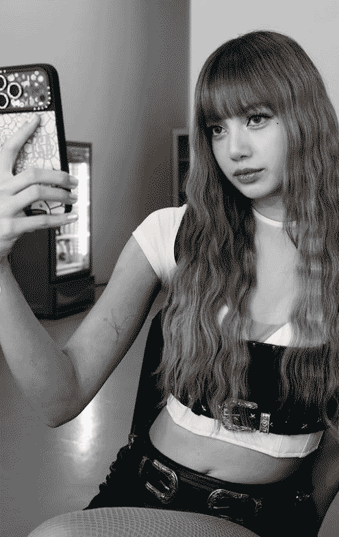 '속옷 입은 줄'...리사니까 가능한 룩, 파격집업 패션