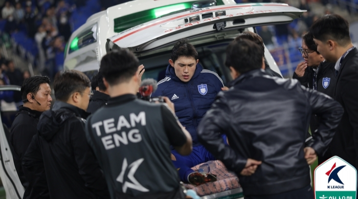 '갈비뼈 부상' 이동경, 앰뷸런스로 응급실행...울산+홍명보호 동시 비상!
