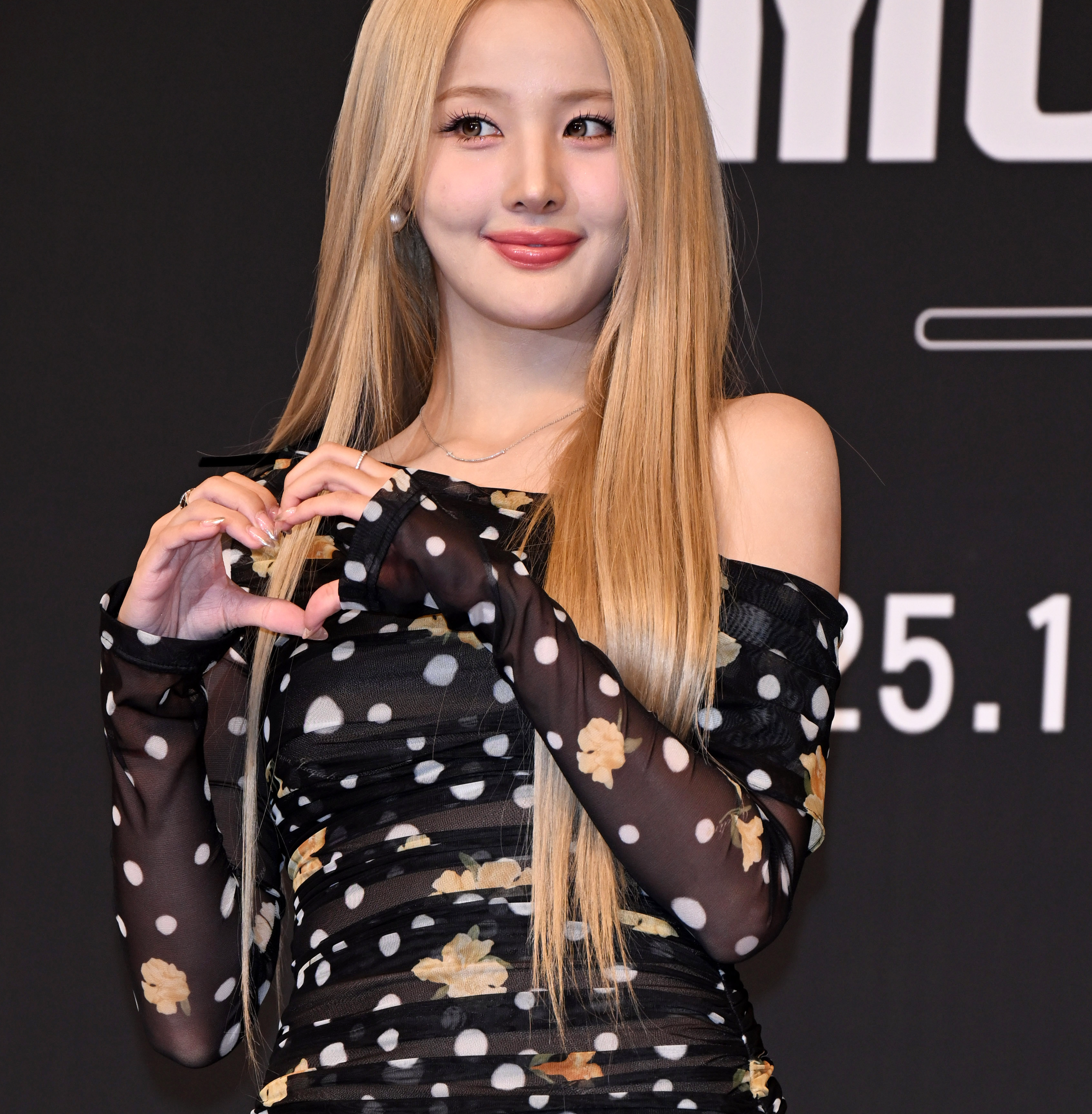 벨, 초미니 시스루 드레스로 우아한 매력 과시 