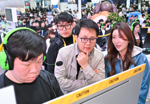 "게임의 미래는 이용자 곁에 있다" 넷마블 방준혁 의장, 2년 연속 지스타 현장 방문 '민심'을 듣다