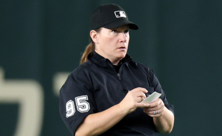 '한일전 오심' 여성 심판이라서 했다고?...논점은 '젠더'가 아니다 