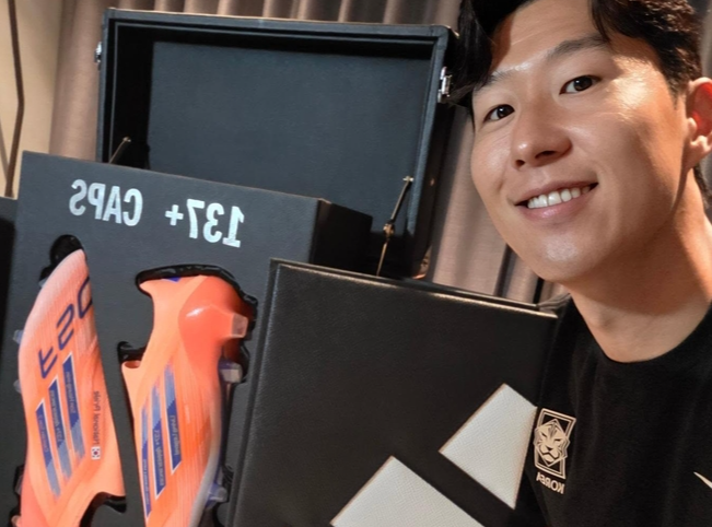 캡틴 손흥민, A매치 최다 출전 기념 '137+CAPS' 헌정 축구화 공개...'이제 A매치 최다골 도전'