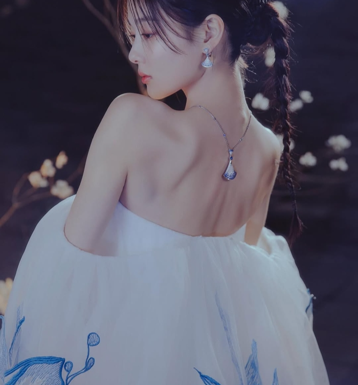 김유정, '19금 드라마' 찍더니 과감해졌다!...몽환 비주얼