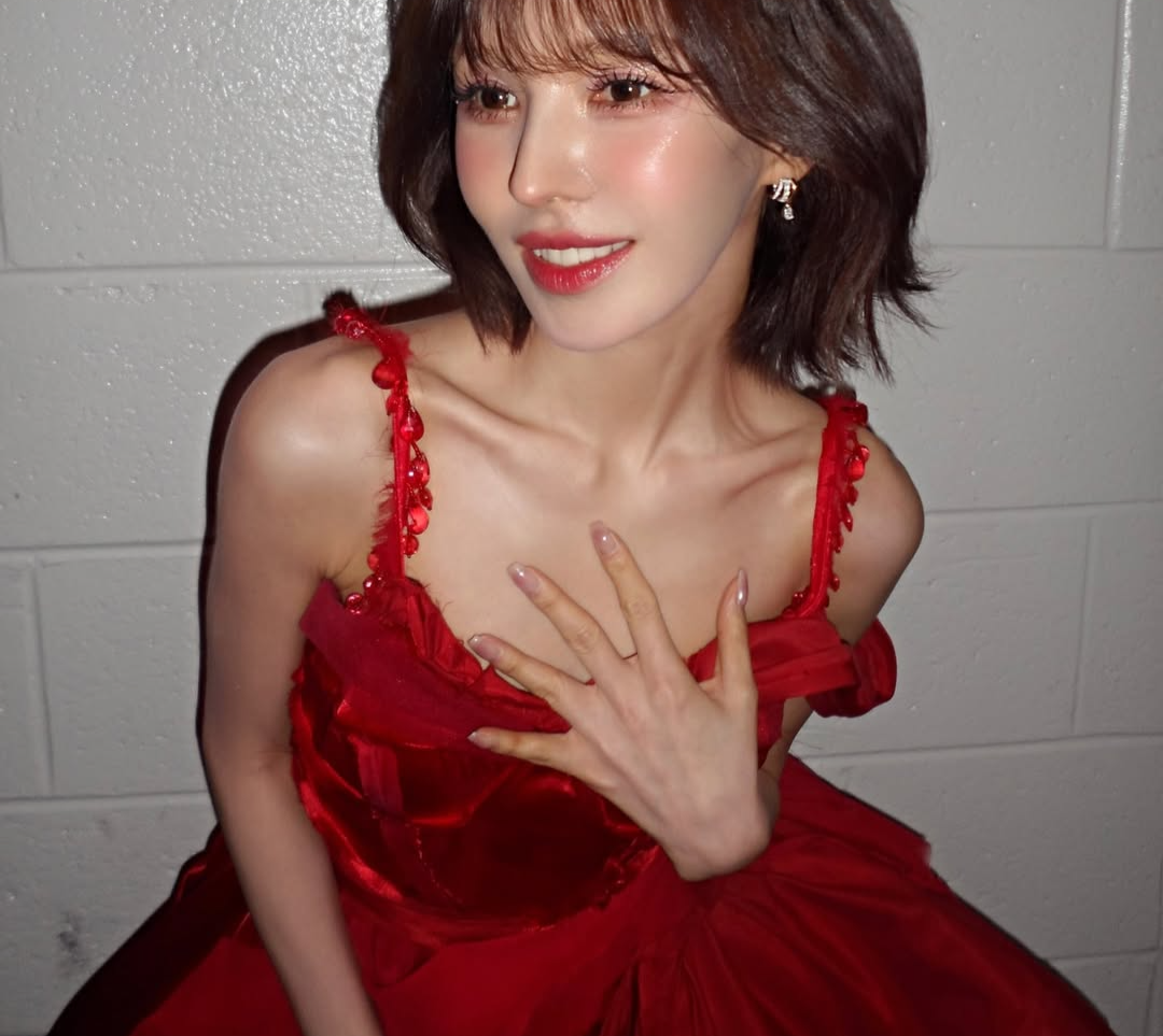 웬디, "빨간 맛 그 자체" 레드 드레스로 시선 확!
