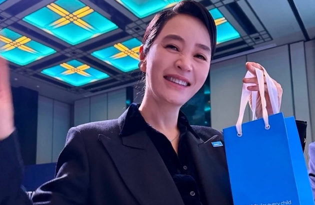 김혜수, 50대 믿기 힘든 '마네킹 핏' 근황...압도적인 비율에 '깜짝'