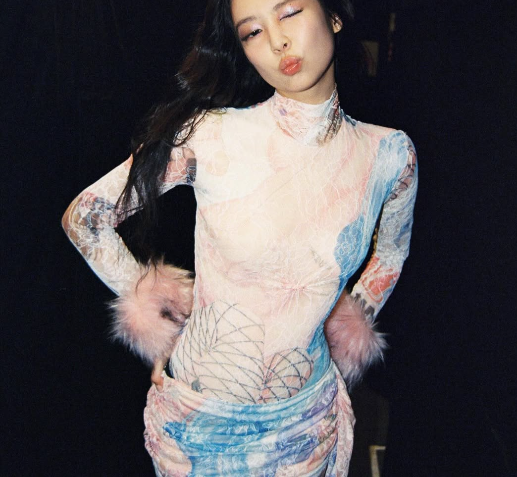 제니, 망사 스타킹·레이스 룩에 팬심 폭발