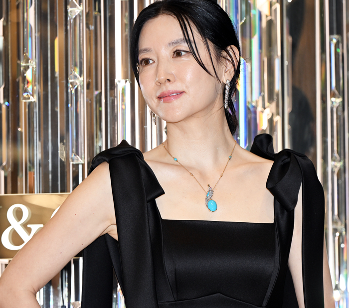 이영애, 우아함의 정점...블랙 드레스에 '6억 3천만원대' 터콰이즈 주얼리 완벽 조화!