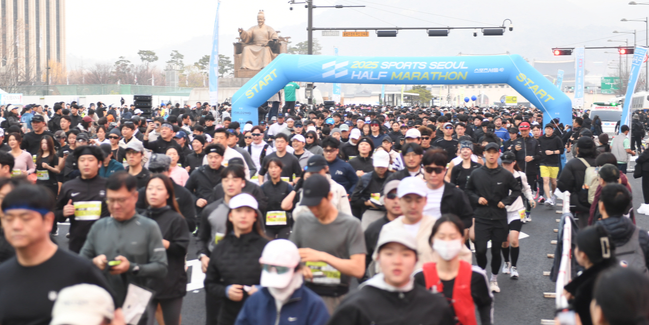 "광화문→여의도, 21㎞ 물들였다"...1만5700 러너, 서울 도심 달군 '스포츠서울 마라톤' 대환호 [SS마라톤]