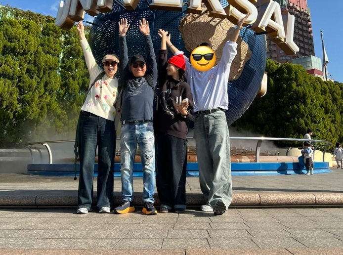 '암 투병 극복' 박미선, 기쁨의 '만세' 포즈!...가족 '완전체' 여행