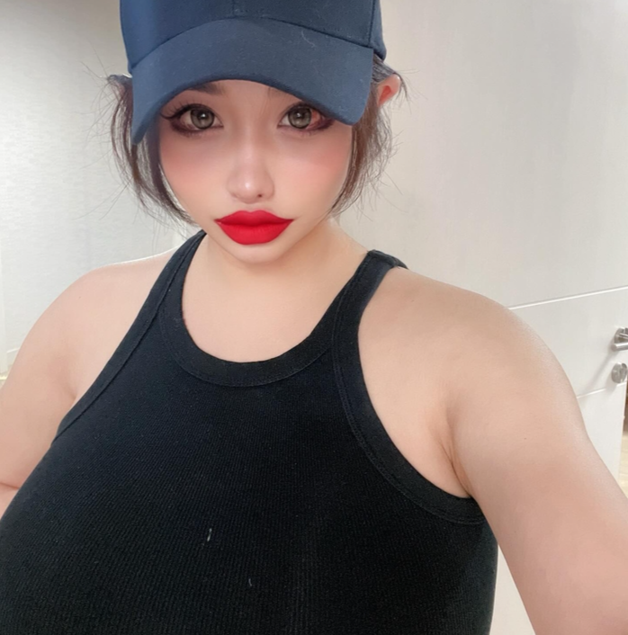 박봄, 컴백 신호탄? 보정 의혹 부르는 '소멸' 얼굴로 "기다리는가? 나도"