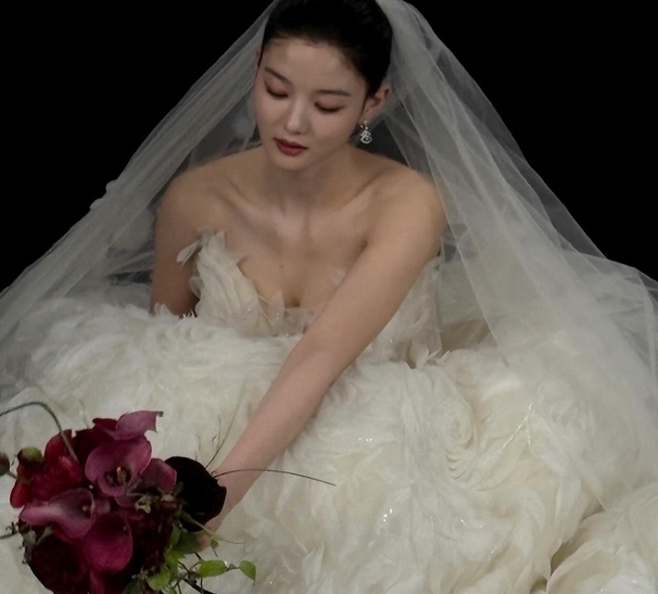 김유정, '폭풍성장' 웨딩 화보 공개 