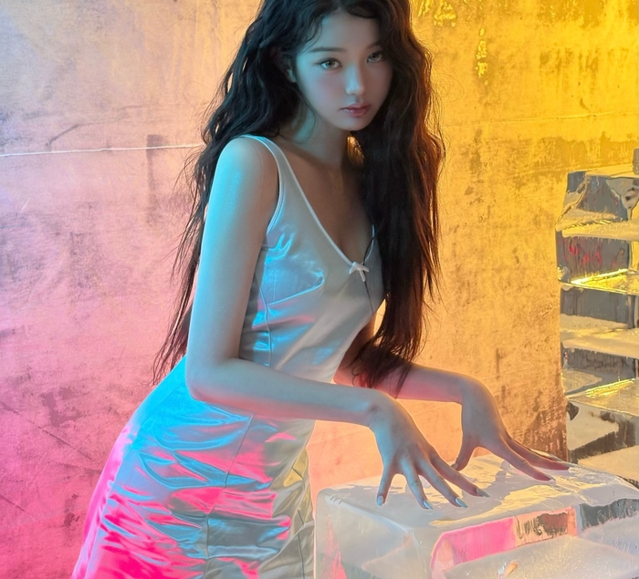 아이브 장원영, 청순·몽환·시크 다 있다! '화보 장인'의 천의 얼굴