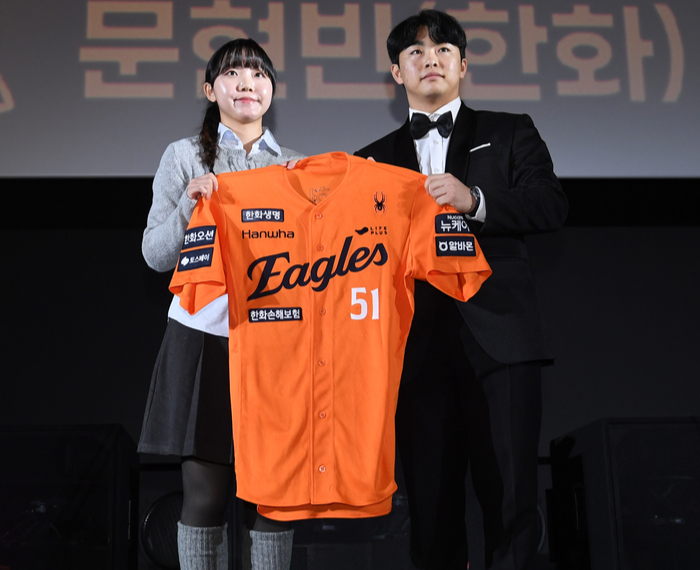 "다른 시상식도 이렇게 했으면!" 팬이 시상하고, 선수 '애장품' 받은 뜨거운 현장 [올해의 상]