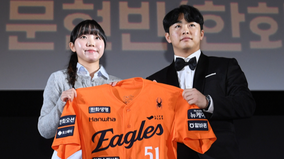 "다른 시상식도 이렇게 했으면!" 팬이 시상하고, 선수 '애장품' 받은 뜨거운 현장 [올해의 상]