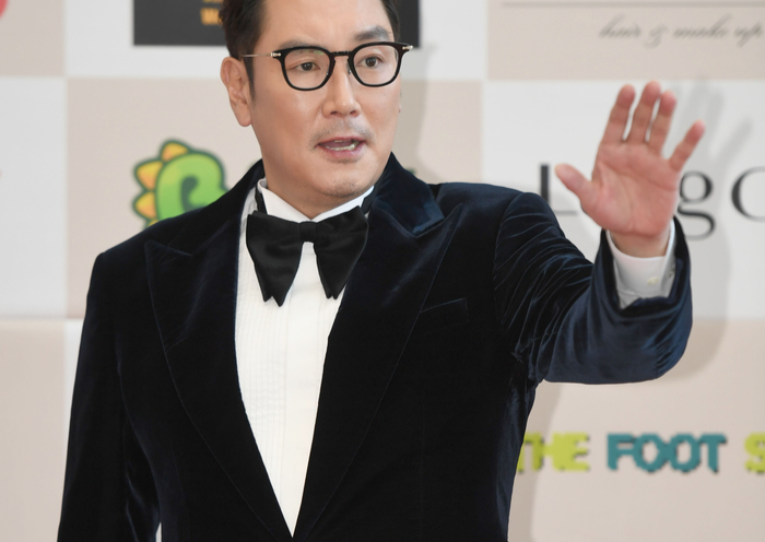 父 이름 쓴 조진웅, 강도 강간 등 소년범 의혹..."사실관계 확인중" [공식입장]