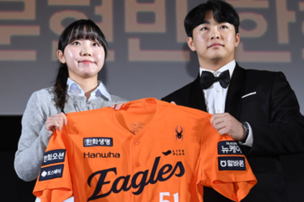 “한화 진짜 미래가 왔다!”…문현빈, ‘괴물 성장’으로 올해의 타자상 품었다 [올해의 상]