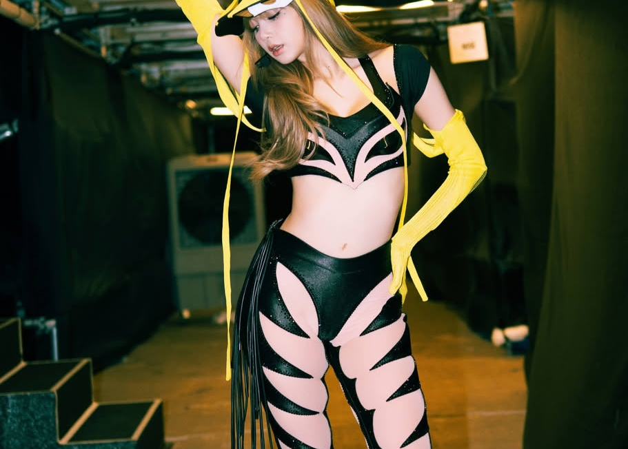 리사, 파격 의상으로 싱가폴 접수