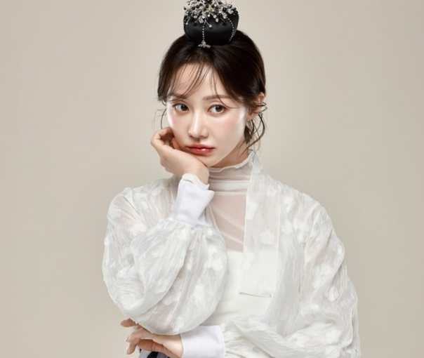 '쌍둥이 싱글맘' 한그루, 고혹적인 한복 자태