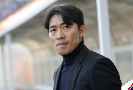 팬께 큰 절하고 '사퇴' 의사 밝힌 수원 변성환 감독의 눈물 "어떤 위로도 되지 않을 것, 책임 회피할 생각 없다"