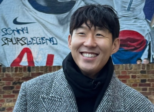 런던에 뜬 '손흥민 벽화' 실제 보니 웅장 그 자체...'찰칵' 손흥민 "내가 좋아하는 장면 모두 담겨"