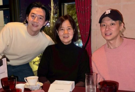 박유천, 일본서 모친과 함께한 근황...야윈 모습 눈길