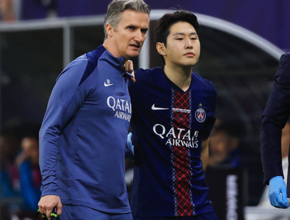 전반 35분만에 허벅지 부상→부축 받고 교체 '아웃'... 큰 부상 피했다? 이강인, 우승 세리머니는 웃으며 '참석'