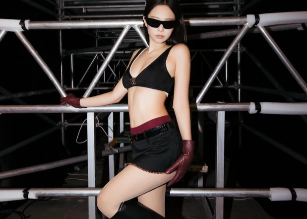 제니, 샤넬 브라톱으로 독보적 섹시미 과시 "월드투어 왕"