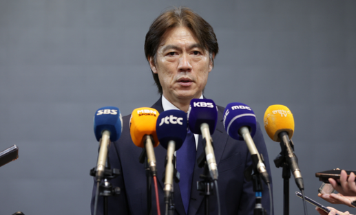 '쓰러진 이강인' 홍명보 감독도 한걱정 "혹사당해 컨디션 유지 못하면 안 돼"...고지대 입성 시기 '과학적 접근' 강조 