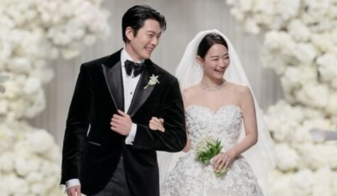 '김우빈♥' 신민아, 본식 드레스 뭐길래...4200만원대 명품