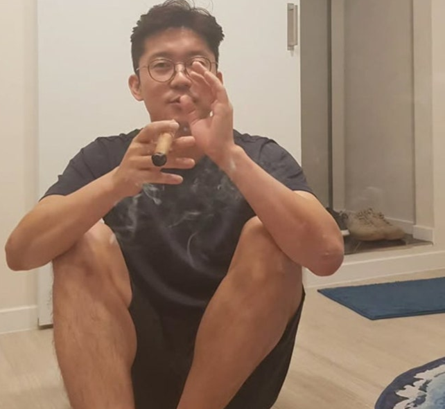 김대호, 실내 흡연 공개...'본인 집' vs '굳이?' 누리꾼 설왕설래