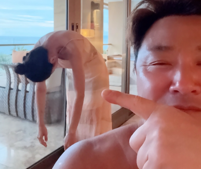 윤정수♥원진서 부부, 폭소 유발 '효도 인증샷'... "벼가 된 신부"