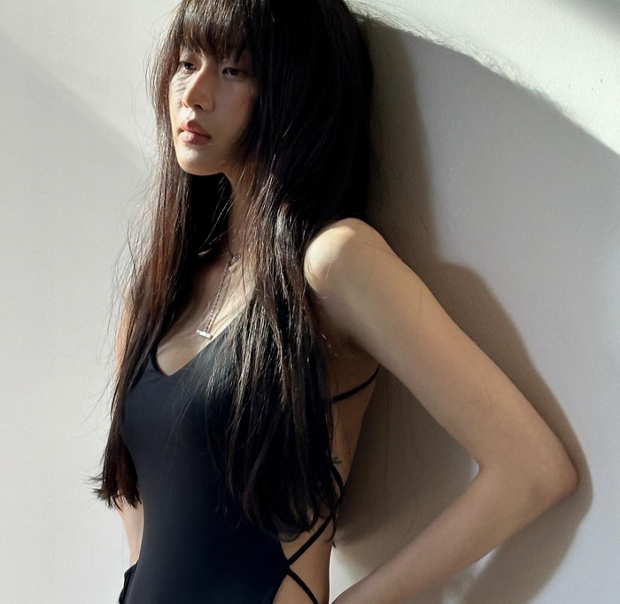 '치명적 검은 고양이'...문가영, 앞태는 시크·뒤태는 파격