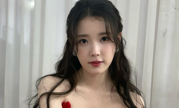 아이유, 시선 강탈 오프숄더 드레스로 뽐낸 고혹적 미모 "대상 감사합니다!"