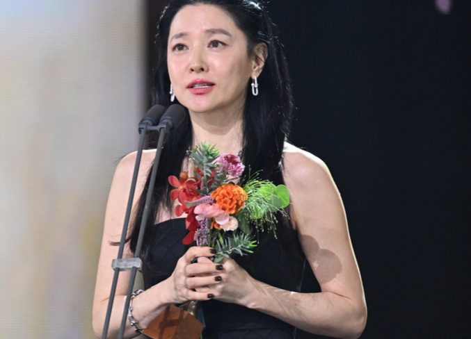 "이 얼굴이 50대라고?"... 이영애, 전성기 그대로인 '방부제 미모' 과시 (ft. 사이비 교주)