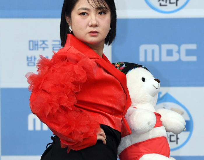 박나래, 새해 첫 날부터 터졌다...전 매니저 "술잔 던져 손 봉합"