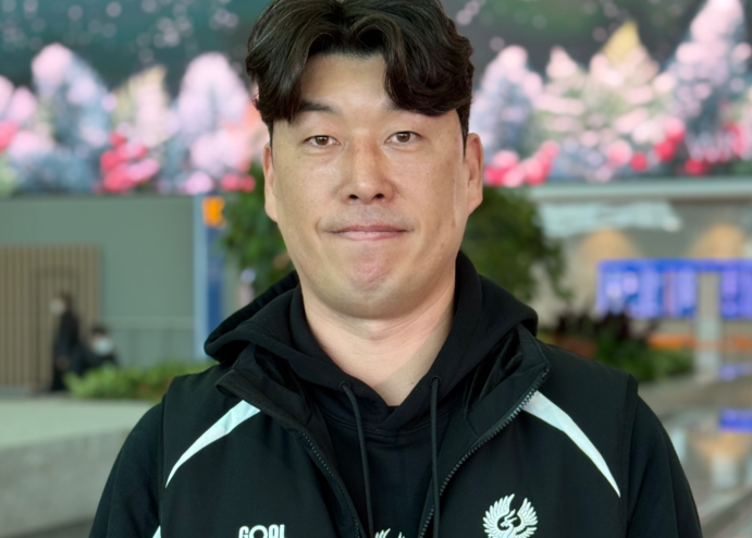 "이정효 감독님은 신(神)적인 존재, 이름에 먹칠하지 않겠다" 광주 이정규 감독의 '부담 백배' 도전