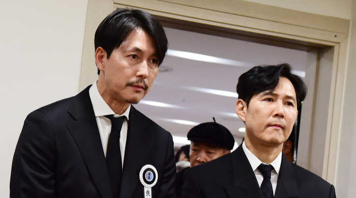 '국민배우' 안성기 마지막 길, 이정재·정우성이 상주 자처하며 지켰다