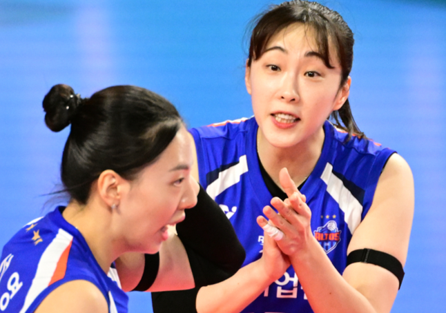 "37세 중 가장 잘한다" 황민경...500경기 출장-서브 400득점까지, '언성 히어로'의 배구 인생은 현재진행형