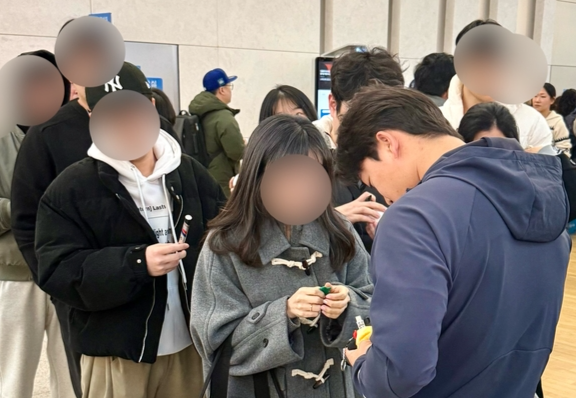 "선수님, 사인해주세요!" 정신없는 출국장→'팬 요청' 무시 안 한 '멋진 선수'가 있다? 