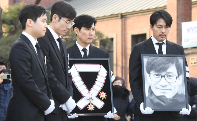 故 안성기, 아들 눈물 속 영결식...정우성·이정재→유지태가 배웅한 마지막 길 