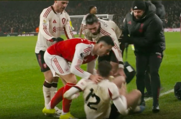 '부상'으로 쓰러졌는데 공 던지고 그라운드 밖으로 밀어내고...아스널 마르티넬리, '비매너' 행동으로 '구설'